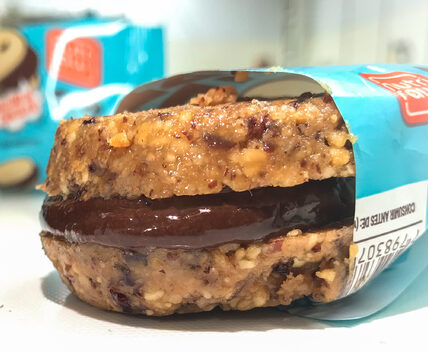 Alfajor de Mani y Coco relleno de Chocolate "Nutri Raw"